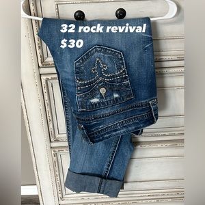 Rock revival jeans straight legged